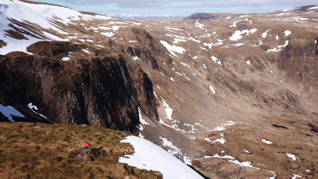 A world-class mountain bike ride on two ridges in the superb surroundings of the Southern Cairngorms National Park with 360 degree views over mountains and deep glens.